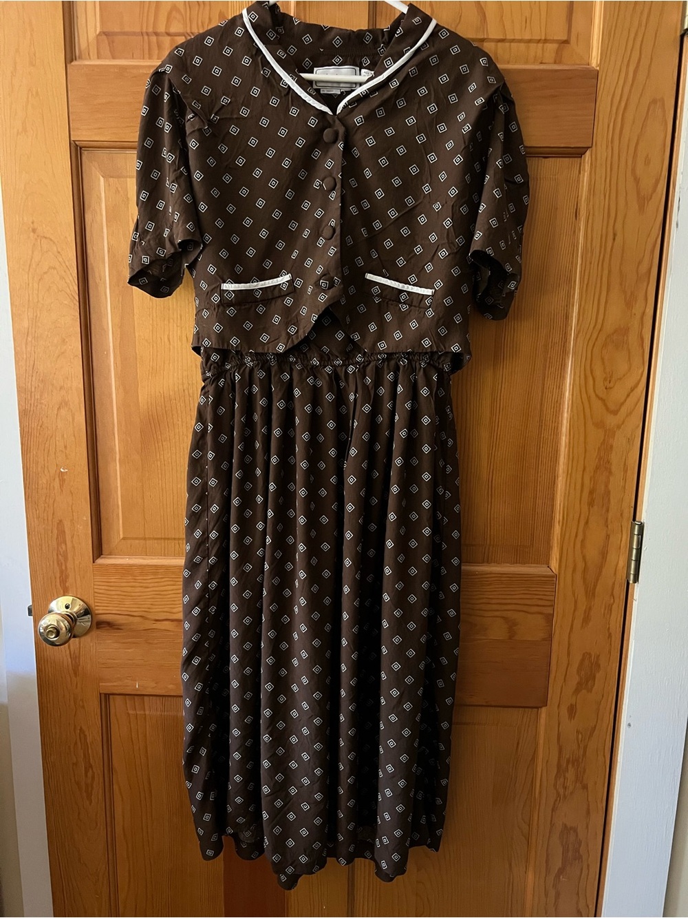 Vintage Brown Short-Sleeve Printed Midi dress shirt set with White Trim